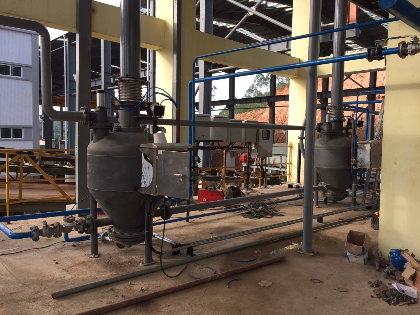 在氣力輸送過程中如何避免物料掛壁問題？